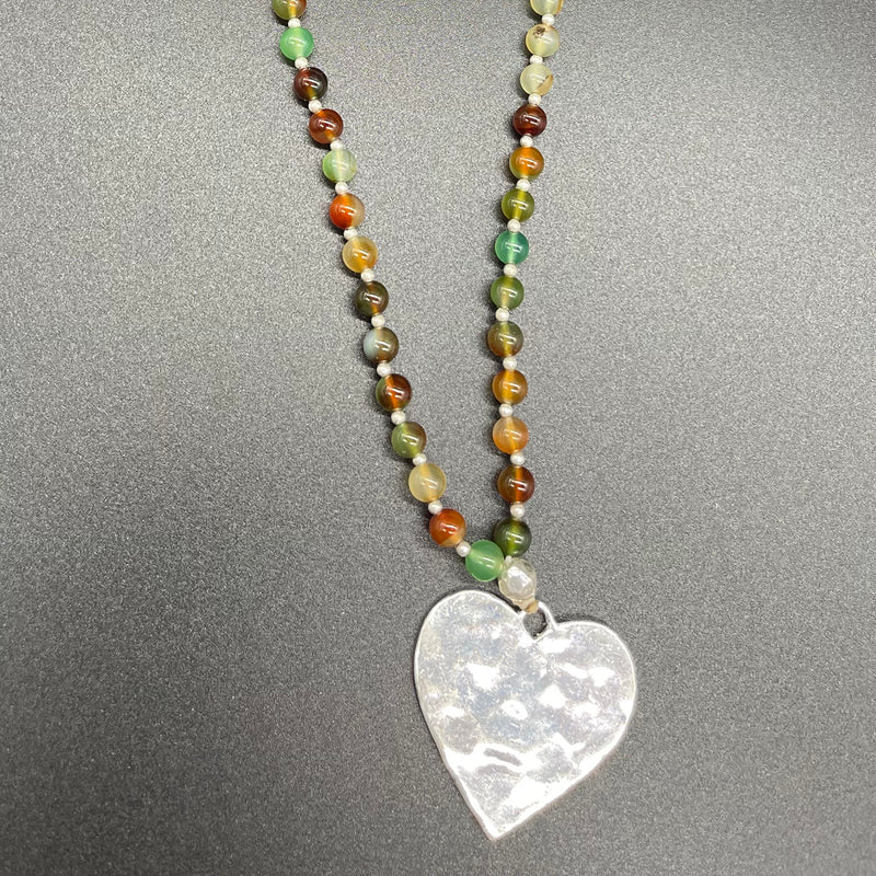 Necklace with agate stone and heart pendant